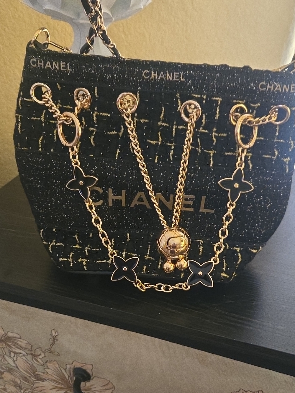 👜✨️Classy Black And Gold Bag